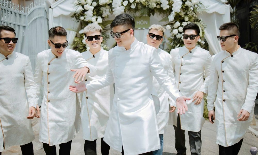 Team bưng quả áo dài nam tone trắng (AD01)