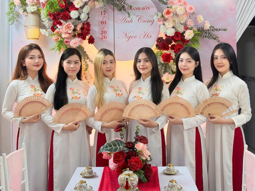 Team bưng quả áo dài nữ tone trắng kem (AD02)