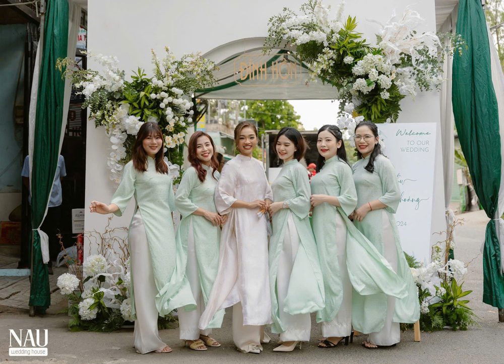 Team bưng quả áo dài nữ tone xanh mint (AD03)