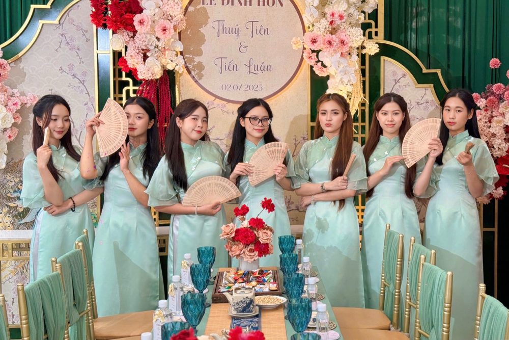 Team bưng quả áo dài nữ tone xanh ngọc (AD04)