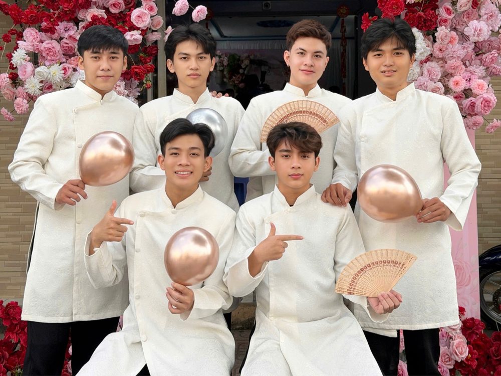 Team bưng quả áo dài nam tone trắng (AD05)
