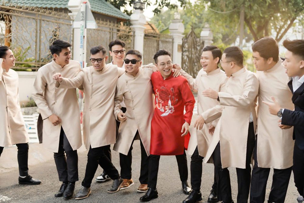 Team bưng quả áo dài nam tone be (AD06)