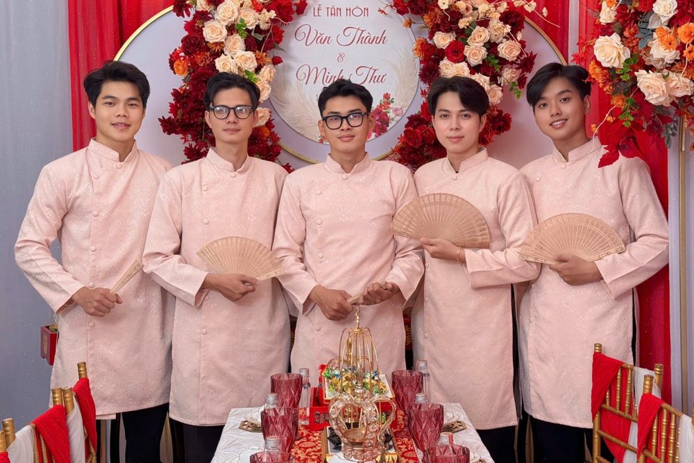 Team bưng quả áo dài nam tone hồng phấn (AD07)