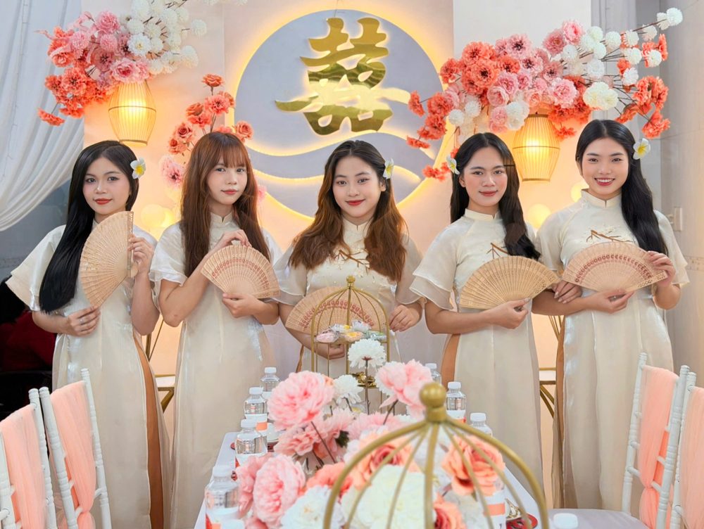 Team bưng quả áo dài nữ tone kem (AD08)