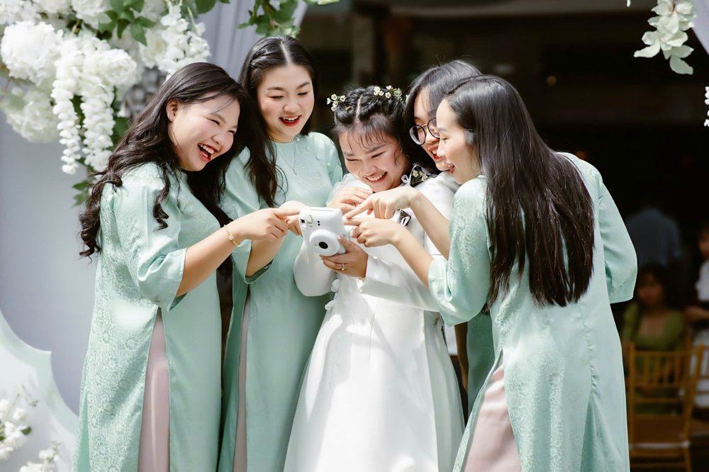Team bưng quả áo dài nữ tone xanh mint (AD10)