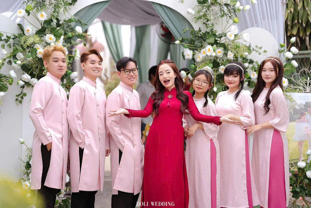 Team bưng quả nam nữ tone hồng phấn (AD12)