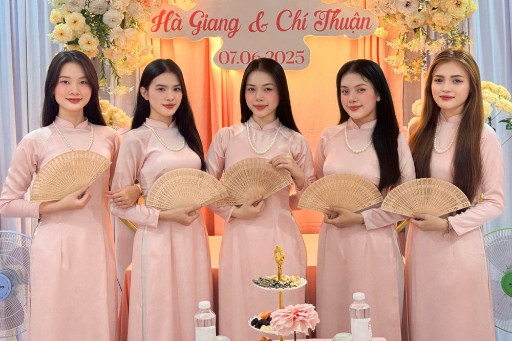 Team bưng quả áo dài nữ tone hồng đào (AD13)