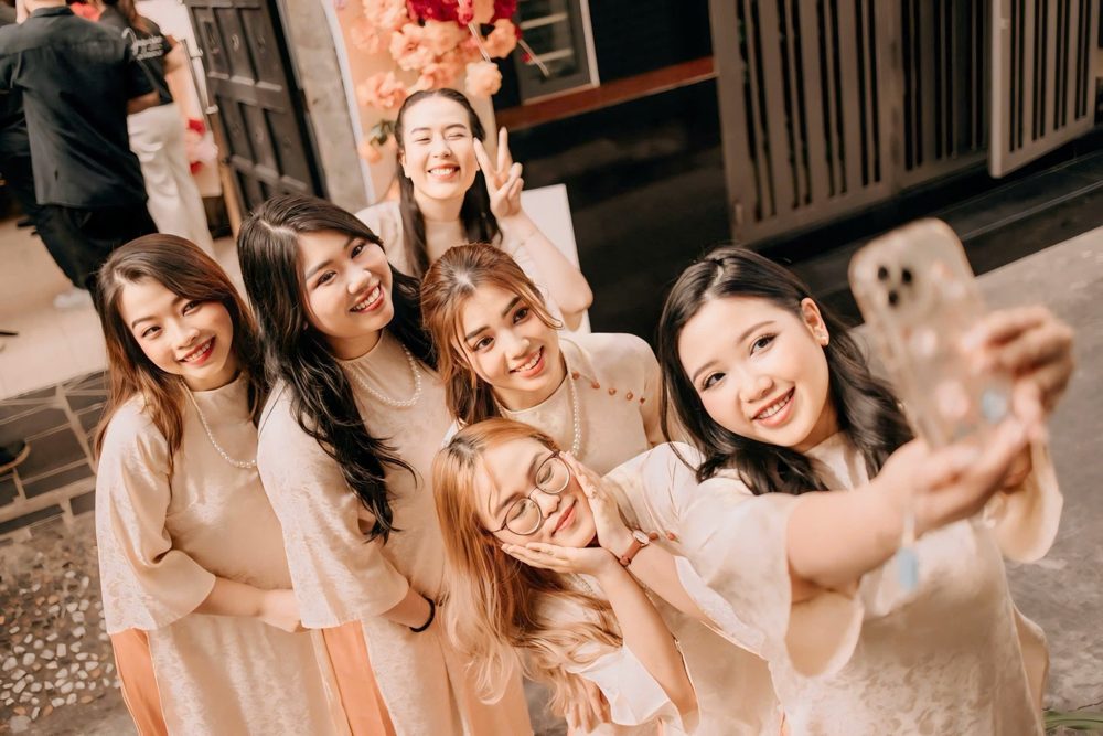 Team bưng quả áo dài nữ tone kem (AD14)