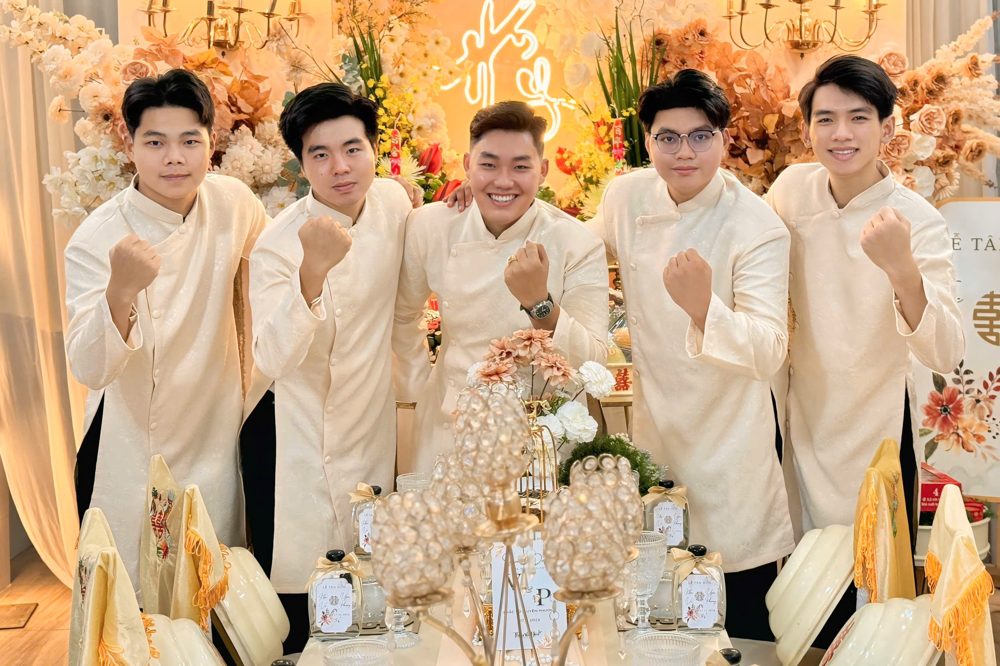 Team bưng quả áo dài nam tone kem (AD15)
