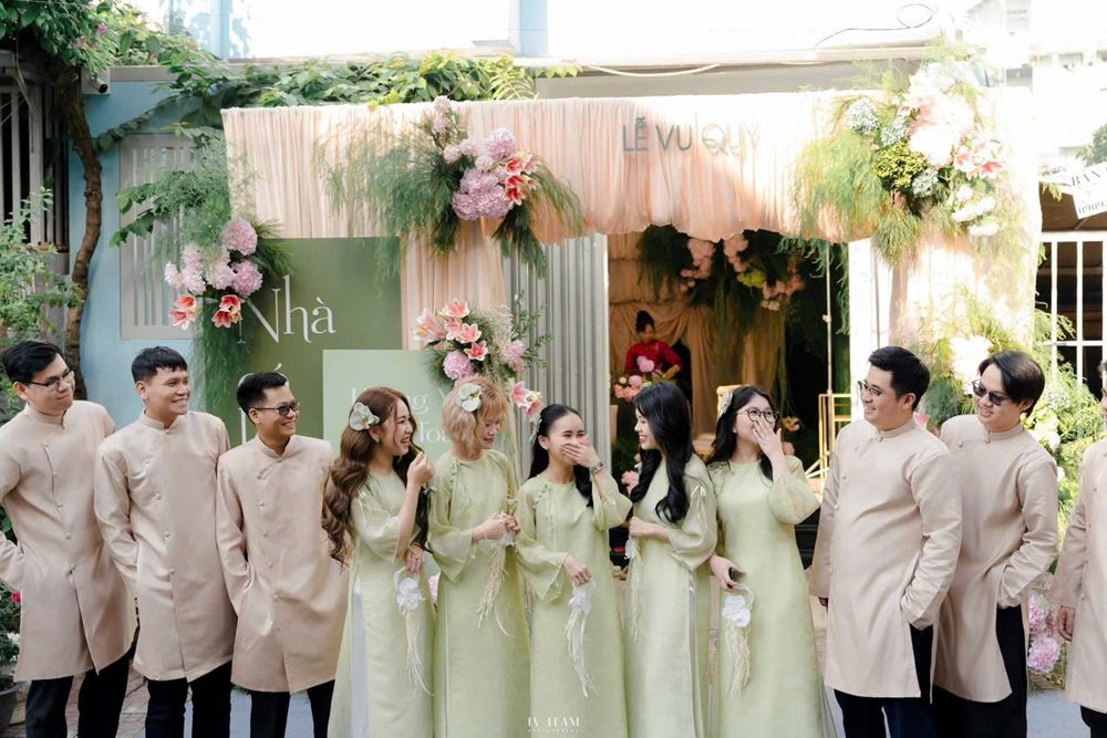 Team bưng quả nam nữ tone be và xanh pastel (AD16)