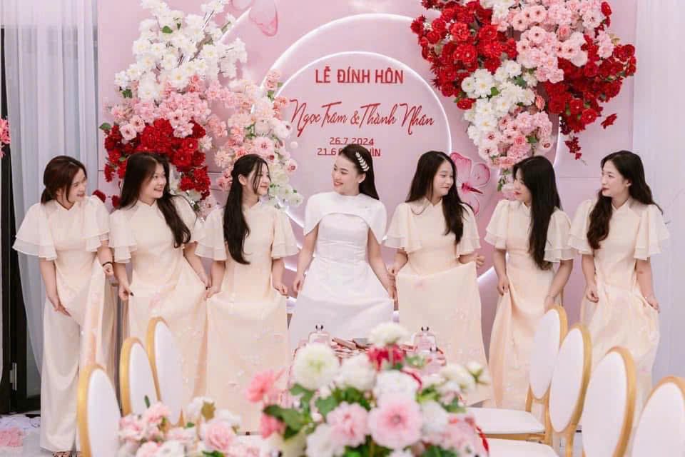 Team bưng quả áo dài nữ tone kem (AD20)