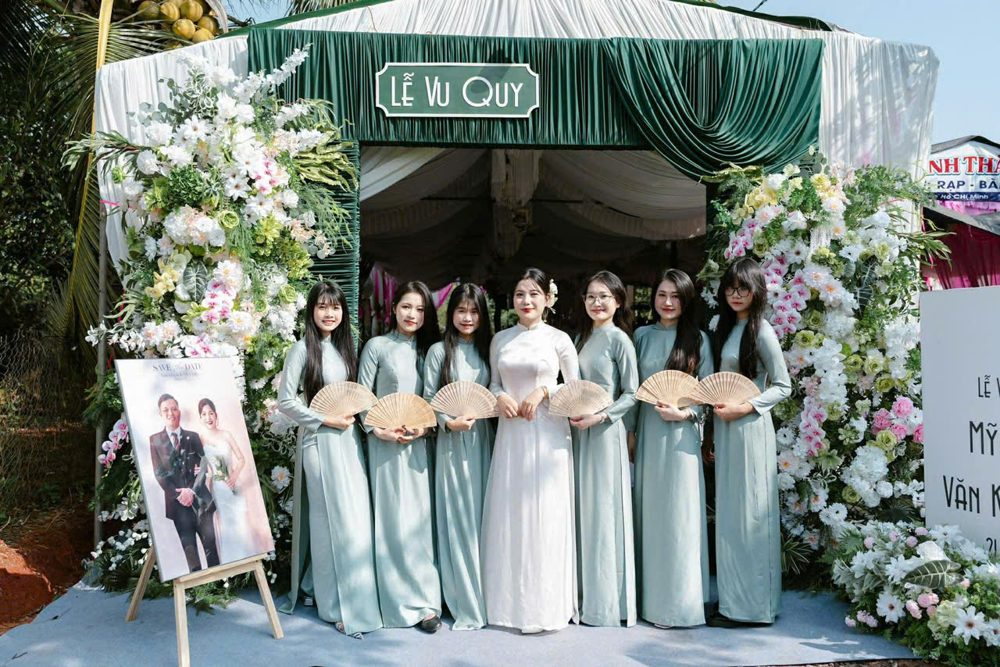 Team bưng quả áo dài nữ tone xanh mint (AD23)