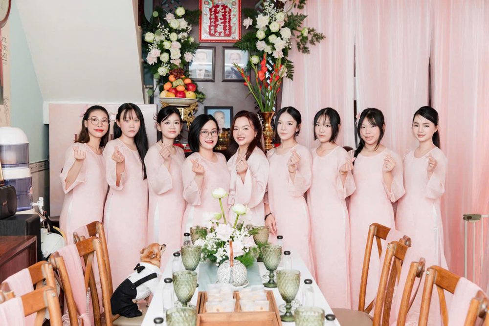 Team bưng quả áo dài nữ tone hồng phấn (AD24)