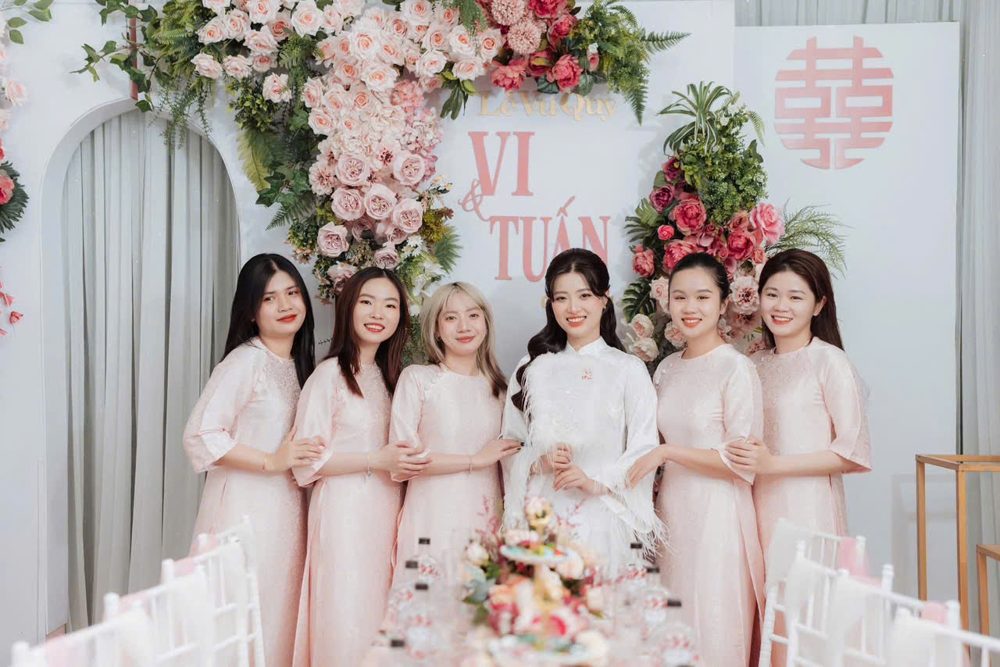 Team bưng quả áo dài nữ tone kem hồng (AD25)