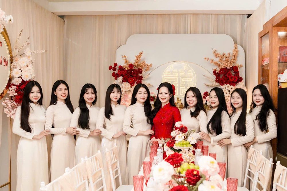 Team bưng quả áo dài nữ tone trắng kem (AD26)