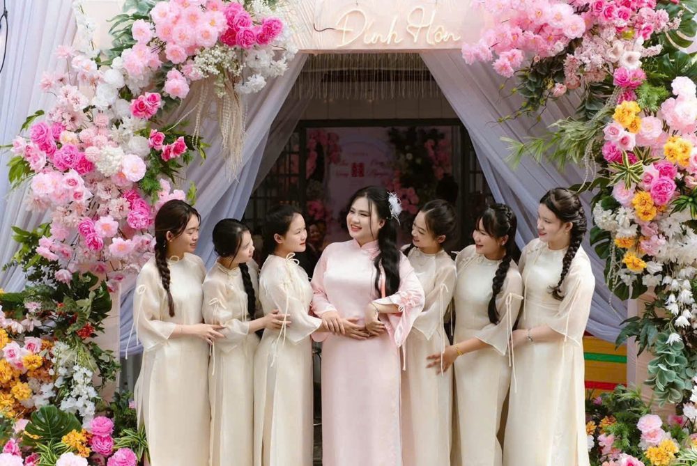 Team bưng quả áo dài nữ tone kem (AD27)
