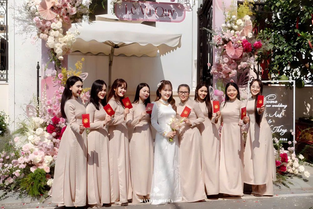 Team bưng quả áo dài nữ tone be (AD28)