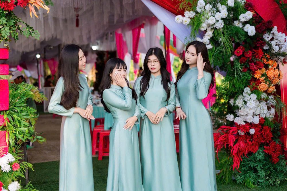 Team bưng quả áo dài nữ tone xanh ngọc (AD29)