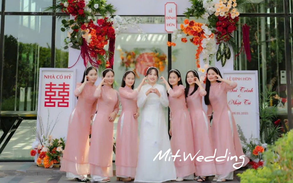 Team bưng quả áo dài nữ tone hồng phấn (AD31)
