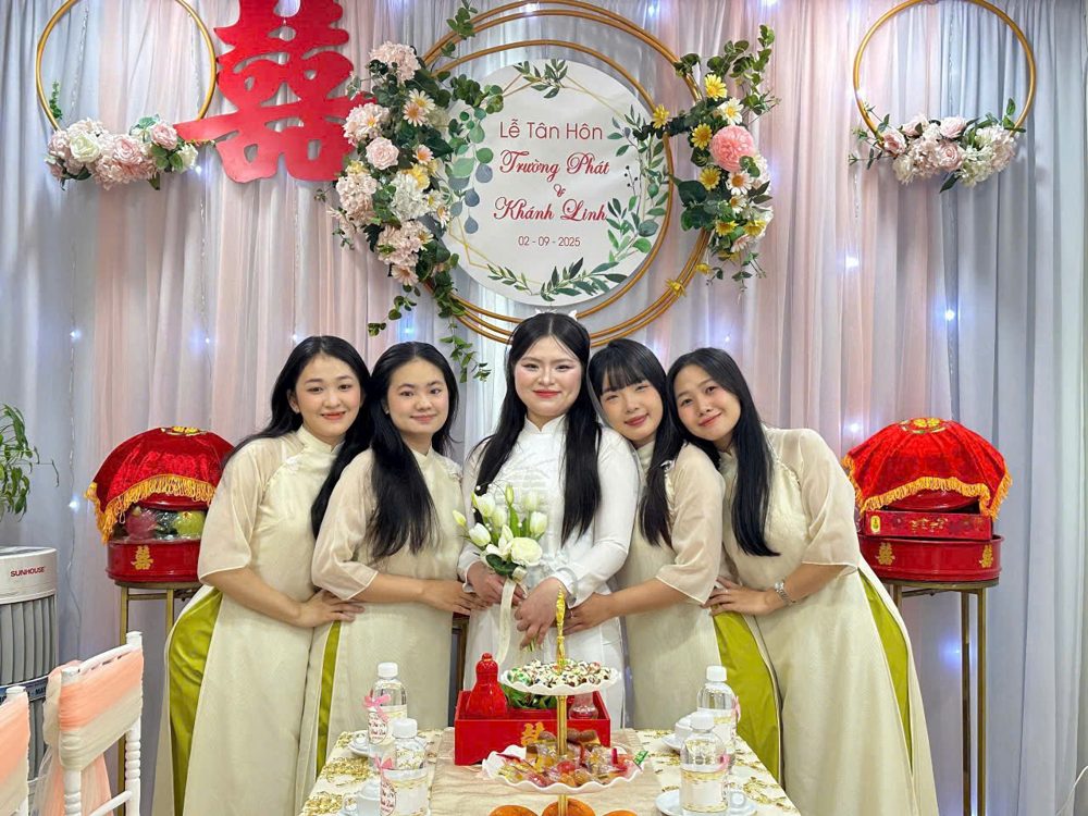 Team bưng quả áo dài nữ tone vàng chanh nhạt (AD32)