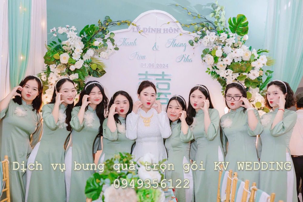 Team bưng quả áo dài nữ tone xanh sage (AD34)
