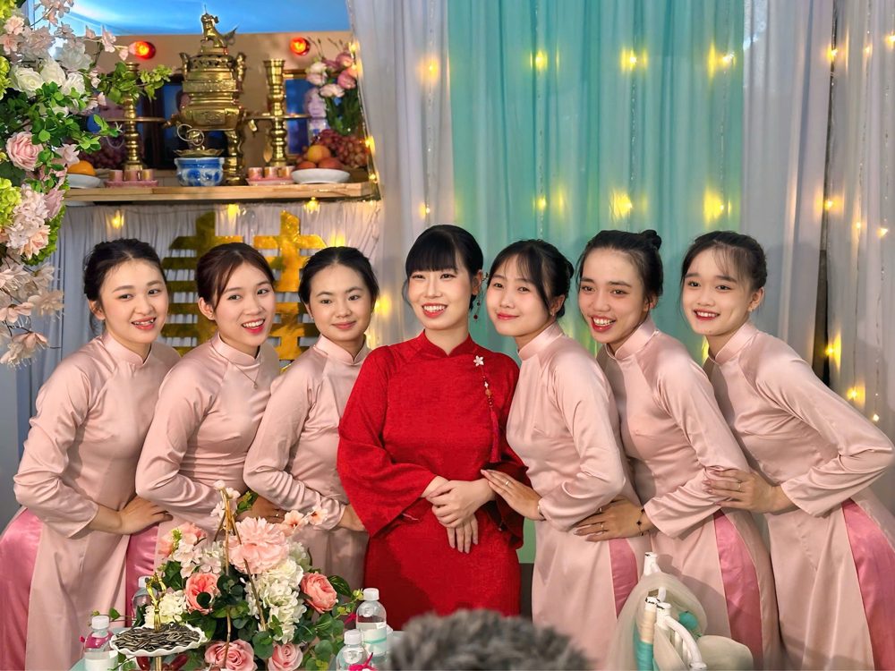 Team bưng quả áo dài nữ tone hồng đào (AD35)