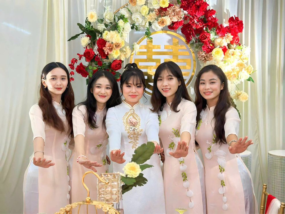 Team bưng quả áo dài nữ tone hồng phấn (AD36)