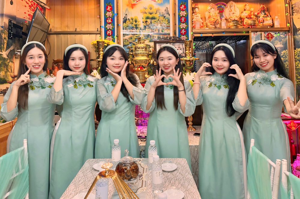 Team bưng quả áo dài nữ tone xanh mint (AD37)